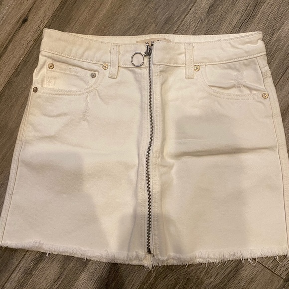 Dresses & Skirts - SOLD🌸Free People white denim frayed edge zipper skirt.